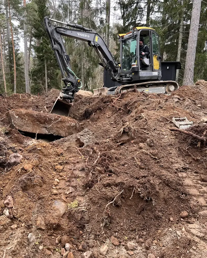 Norrhörnets grävmaskin Volvo ECR50D i arbete